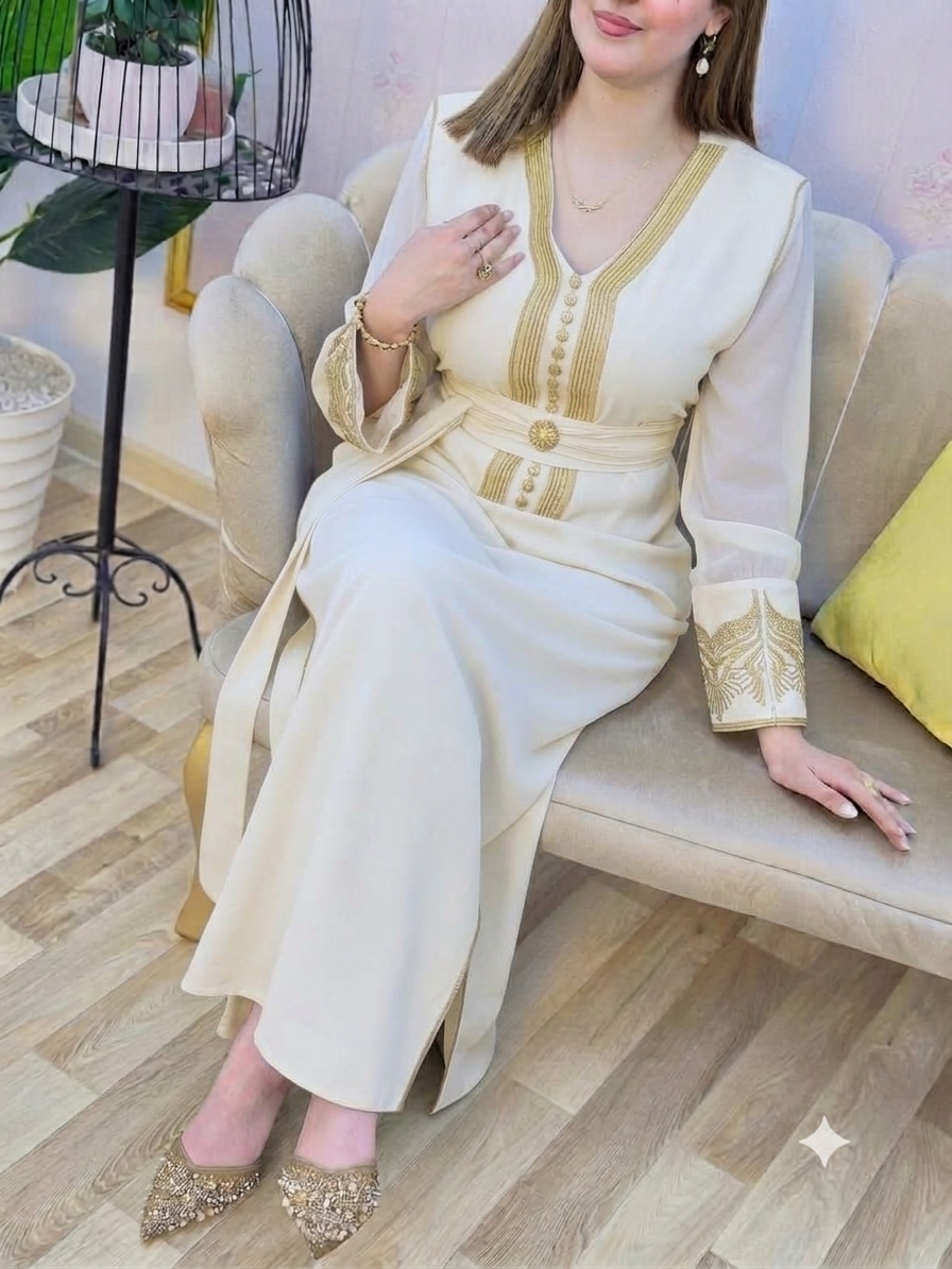 Caftan en crêpe de soie à broderie rbatie avec ceinture – Vue 17