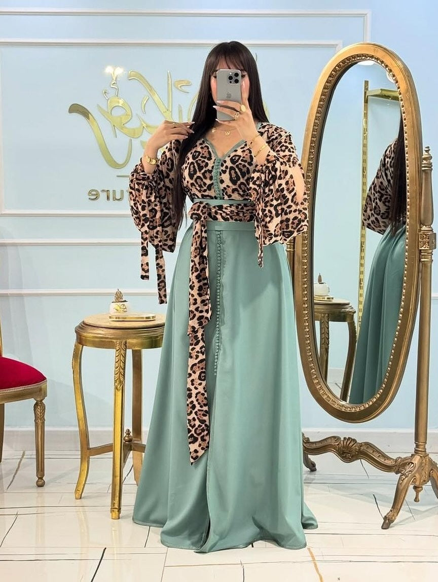 Caftan imprimé léopard en crêpe Rosa avec ceinture – Vue 3