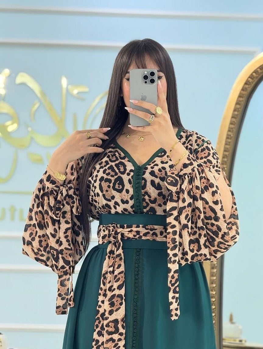 Caftan imprimé léopard en crêpe Rosa avec ceinture – Vue 7