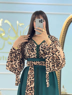Caftan imprimé léopard en crêpe Rosa avec ceinture – Vue 7