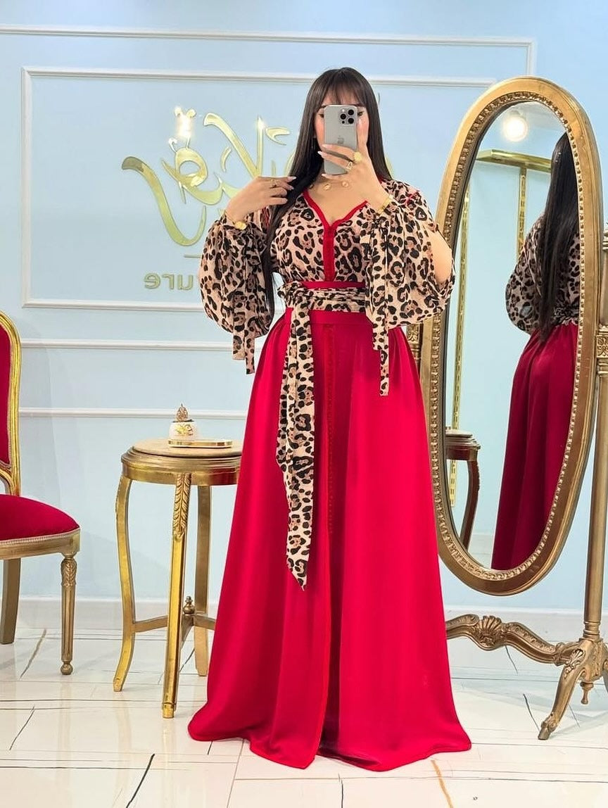 Caftan imprimé léopard en crêpe Rosa avec ceinture – Vue 2