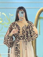 Caftan imprimé léopard en crêpe Rosa avec ceinture – Vue 5