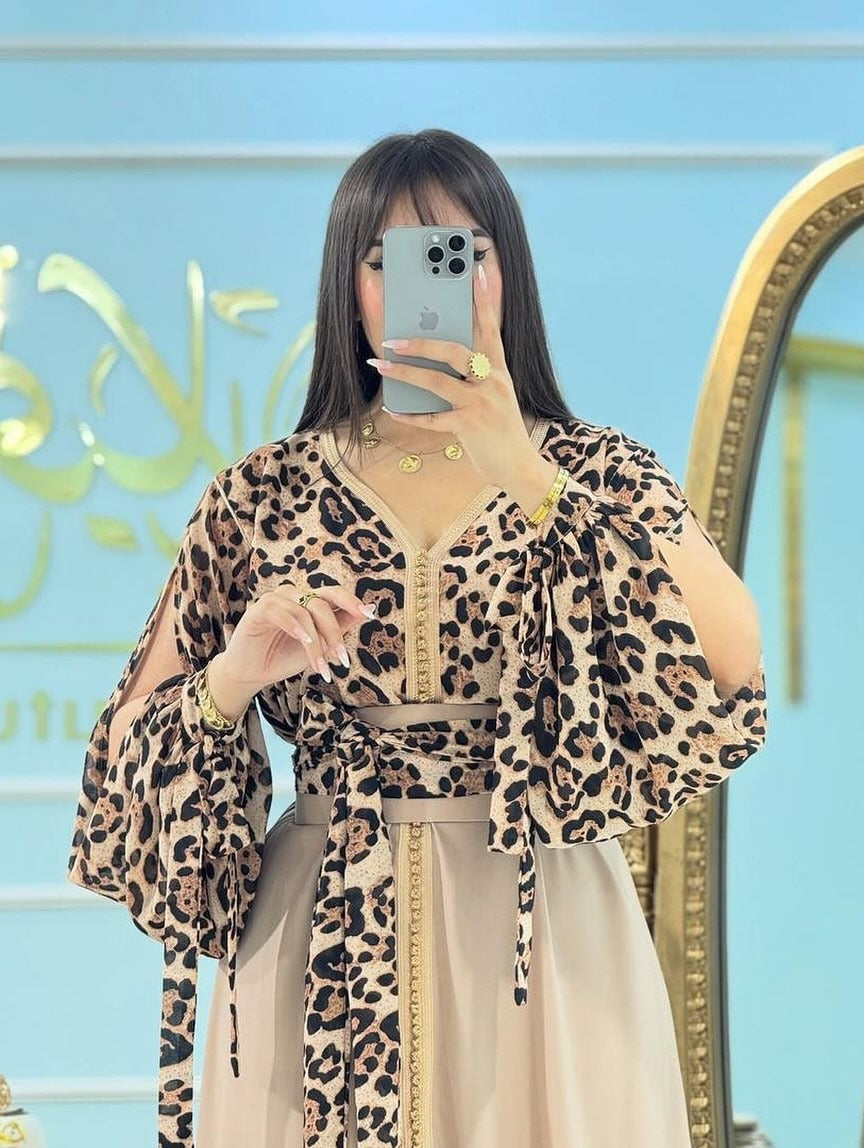 Caftan imprimé léopard en crêpe Rosa avec ceinture – Vue 5