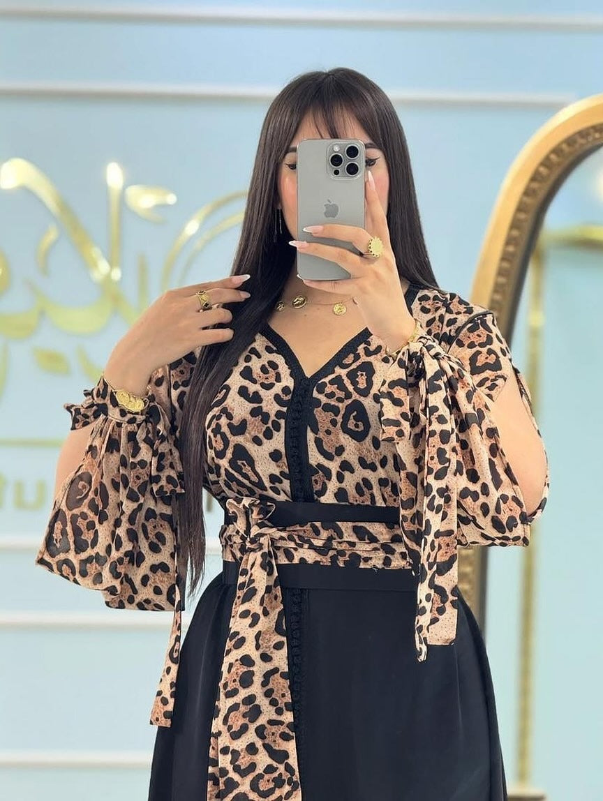 Caftan imprimé léopard en crêpe Rosa avec ceinture – Vue 9