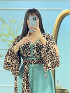 Caftan imprimé léopard en crêpe Rosa avec ceinture – Vue 4