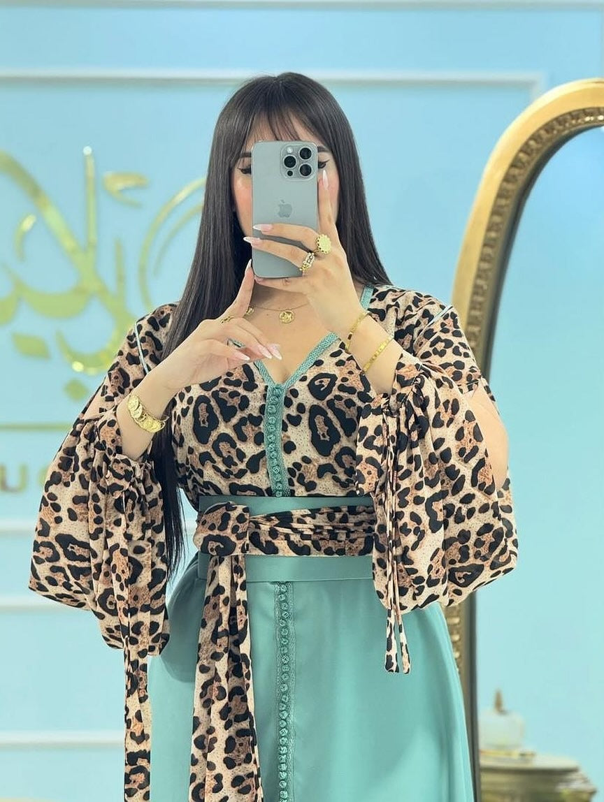 Caftan imprimé léopard en crêpe Rosa avec ceinture – Vue 4