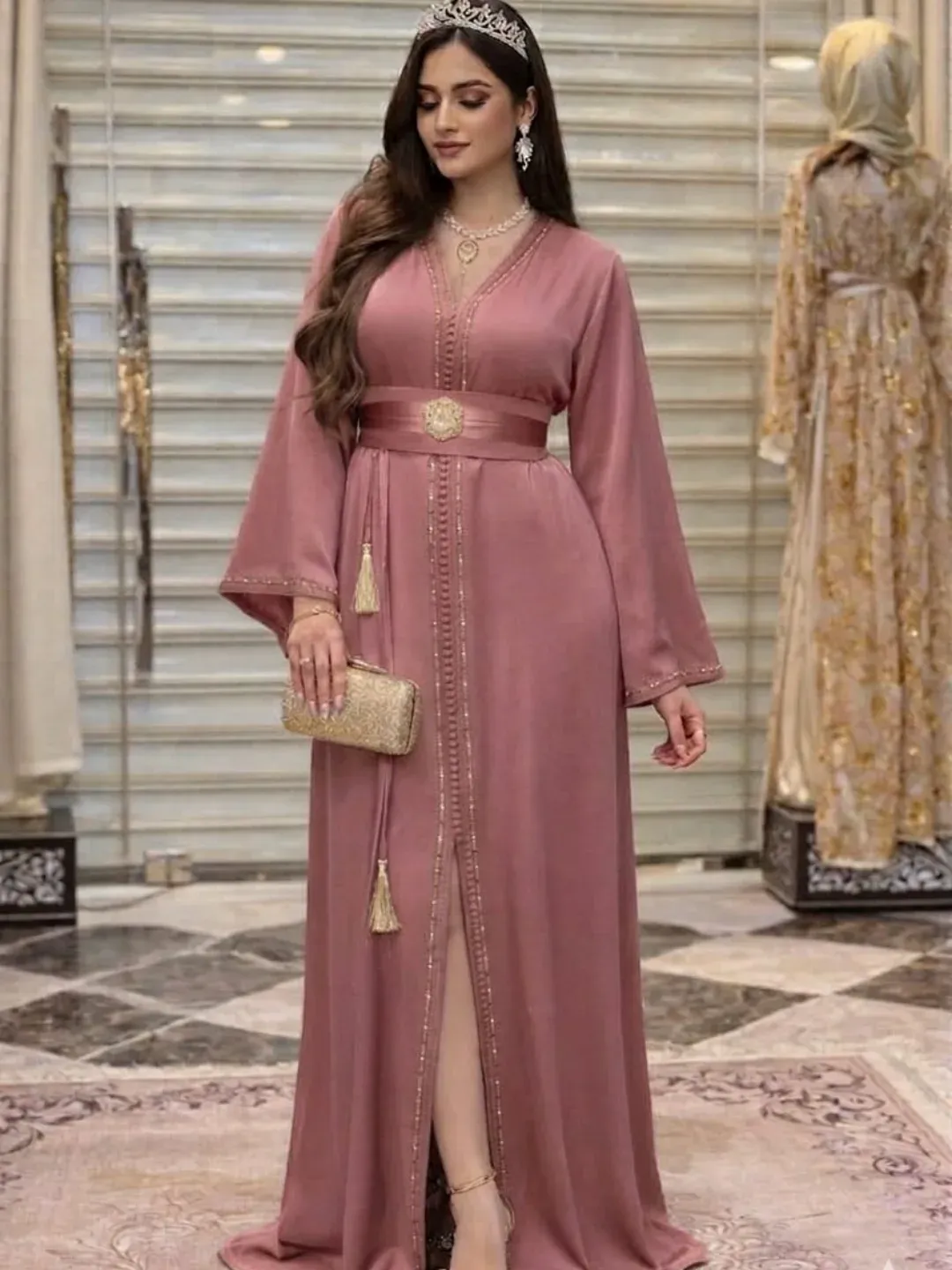 Caftan Hmaoui perlé en crêpe de soie avec ceinture à broche – Vue 11