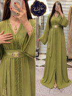 Caftan Hmaoui perlé en crêpe de soie avec ceinture à broche – Vue 15
