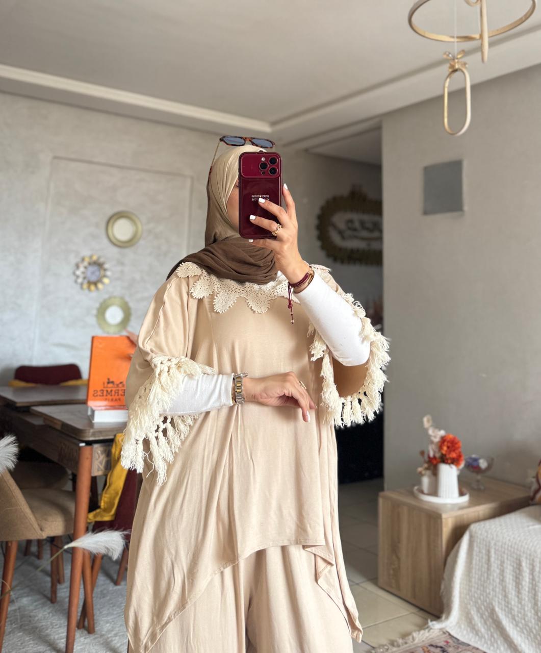 Ensemble femme en jersey à dentelle et pantalon large — Beige