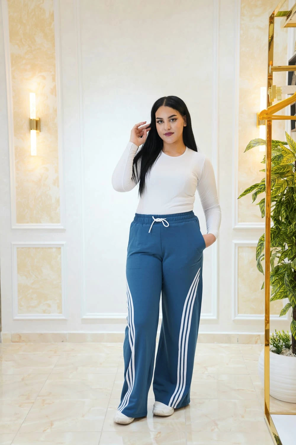 Pantalon femme large à bandes latérales contrastées — Bleu roi