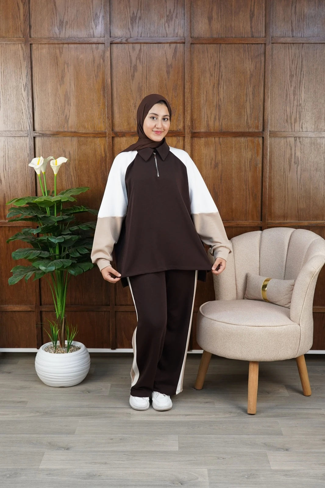 Ensemble femme bicolore à col zippé et pantalon droit — Marron et beige