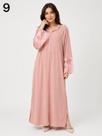 Djellaba Femme Évasée Moderne en Crêpe Soie – Broderie Chbika aux Manches et Col avec Aakad | Tailles L, XL, XXL