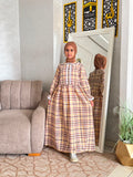 Ensemble fille à carreaux avec haut boutonné et jupe longue — Marron