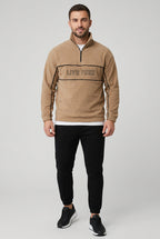 Pull polaire homme à liserés et inscription – Beige