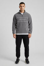 Pull polaire homme à liserés et inscription – Gris clair