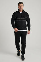 Pull polaire homme à liserés et inscription – Noir