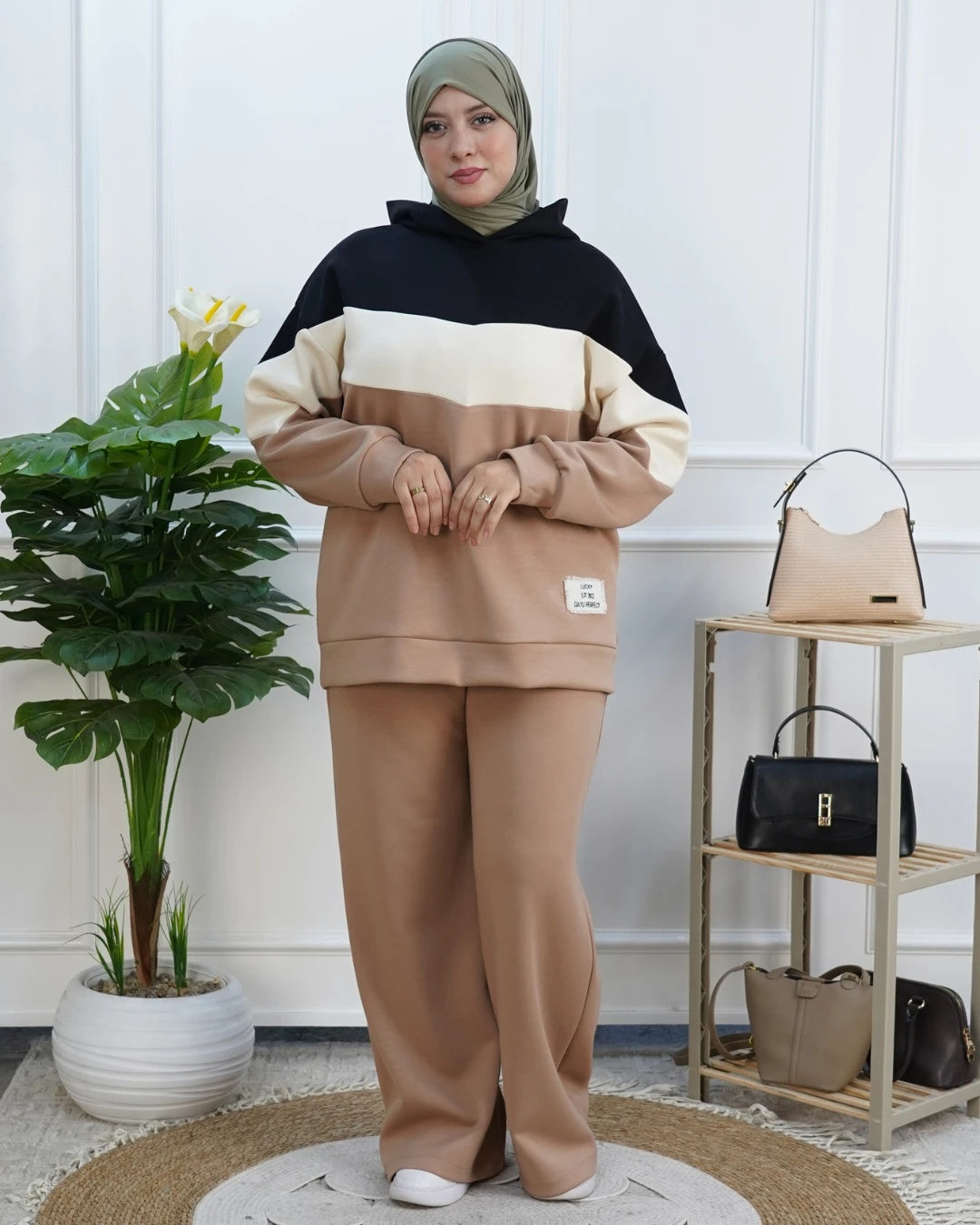 Ensemble femme à sweat tricolore et pantalon ample – Beige