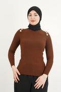 Pull femme côtelé à col montant et boutons aux épaules – Marron