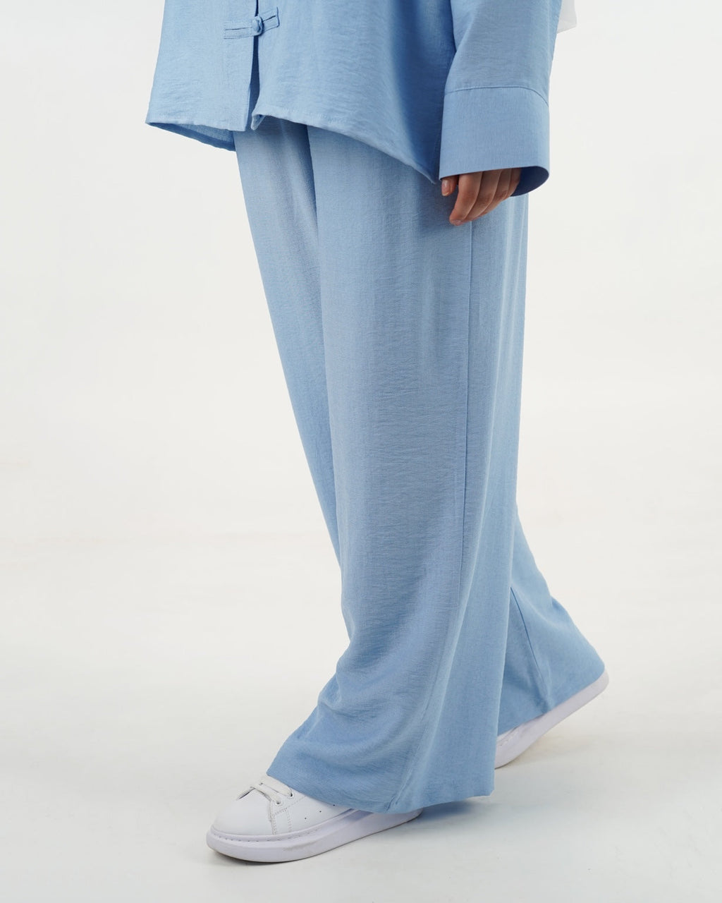 ALPHA-95 - ensemble bleu ciel - détail du pantalon