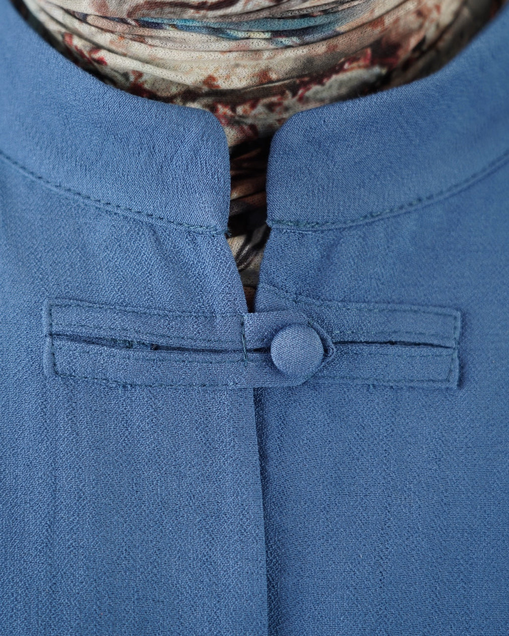 ALPHA-95 - ensemble bleu jean - détail du col et des boutons