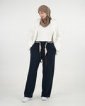 Pantalon femme large en crêpe avec accessoire décoratif – Bleu marine