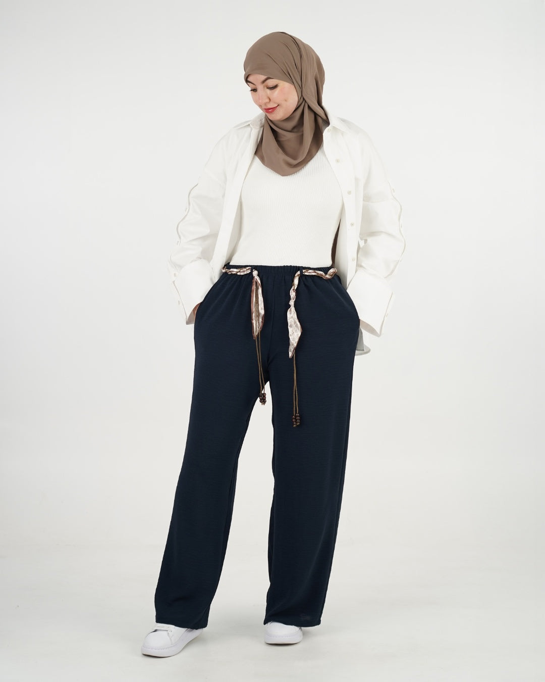 Pantalon femme large en crêpe avec accessoire décoratif – Bleu marine