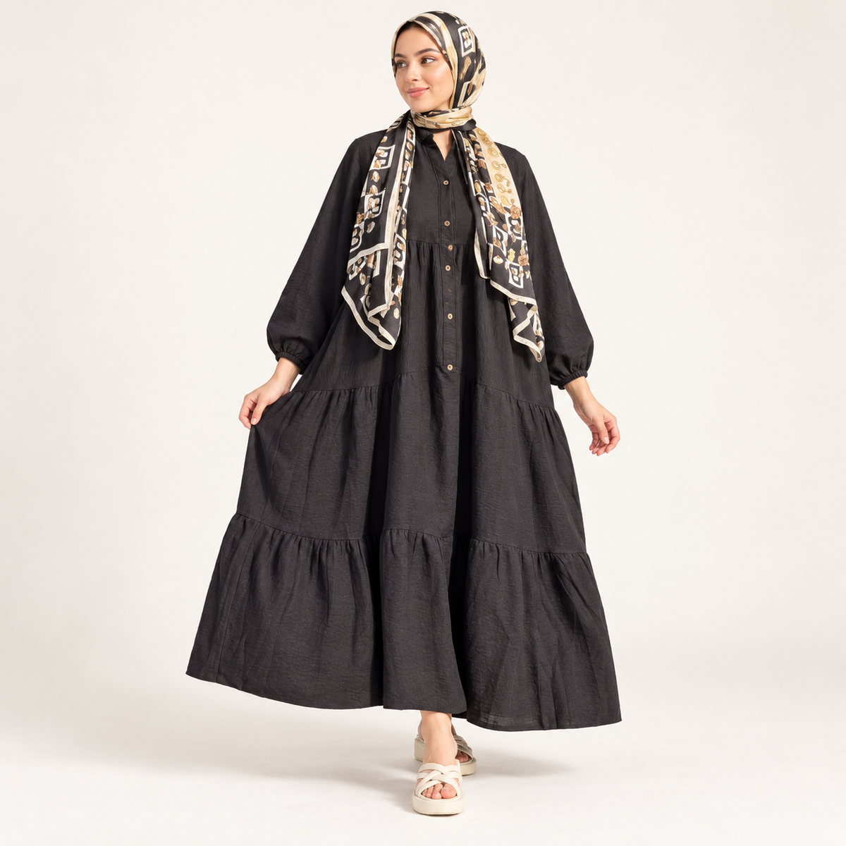 Robe longue en lin à volants et manches bouffantes — Noir — photo studio
