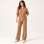 Ensemble maille côtelée à col polo et pantalon large — Camel — photo studio