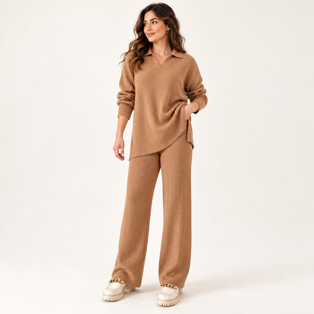 Ensemble maille côtelée à col polo et pantalon large — Camel — photo studio