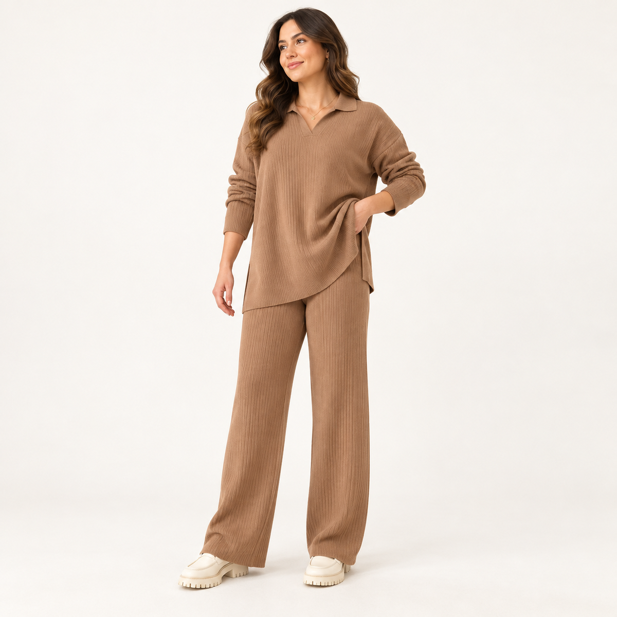 Ensemble maille côtelée à col polo et pantalon large — Taupe — photo studio