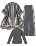 Ensemble maille trois pièces avec cape à motifs géométriques — Gris foncé — photo studio