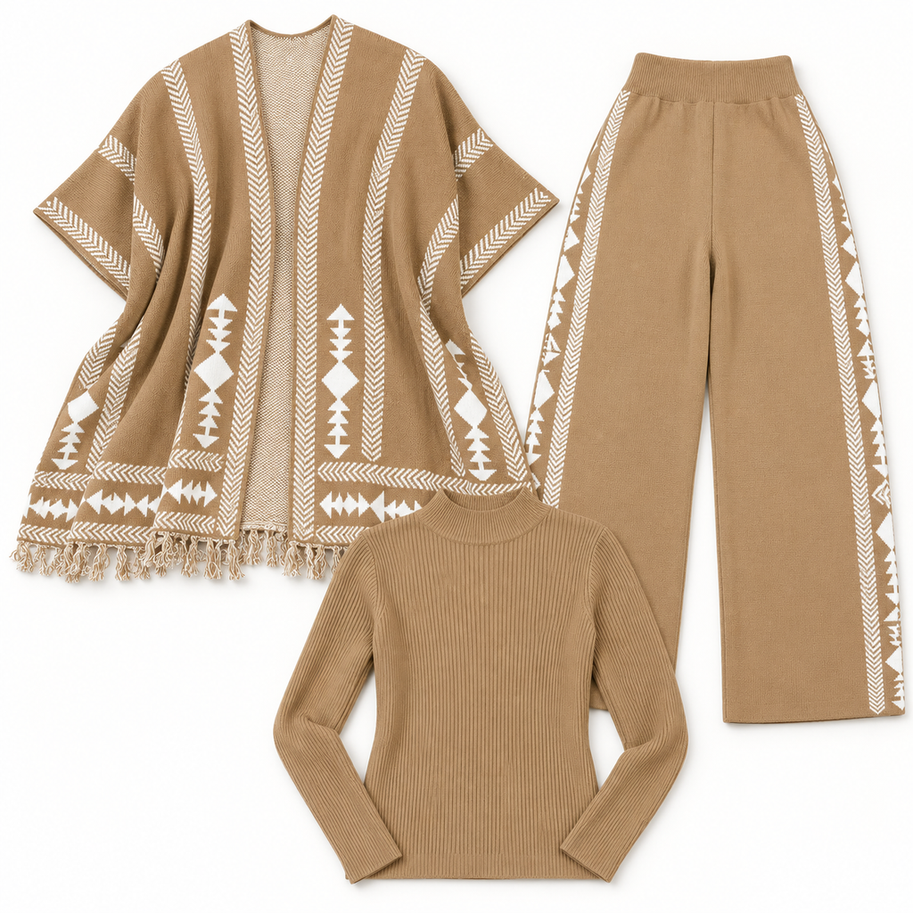Ensemble maille trois pièces avec cape à motifs géométriques — Beige foncé — photo studio