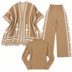 Ensemble maille trois pièces avec cape à motifs géométriques — Beige foncé — photo studio