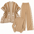 Ensemble maille trois pièces avec cape à motifs géométriques — Beige et camel — photo studio
