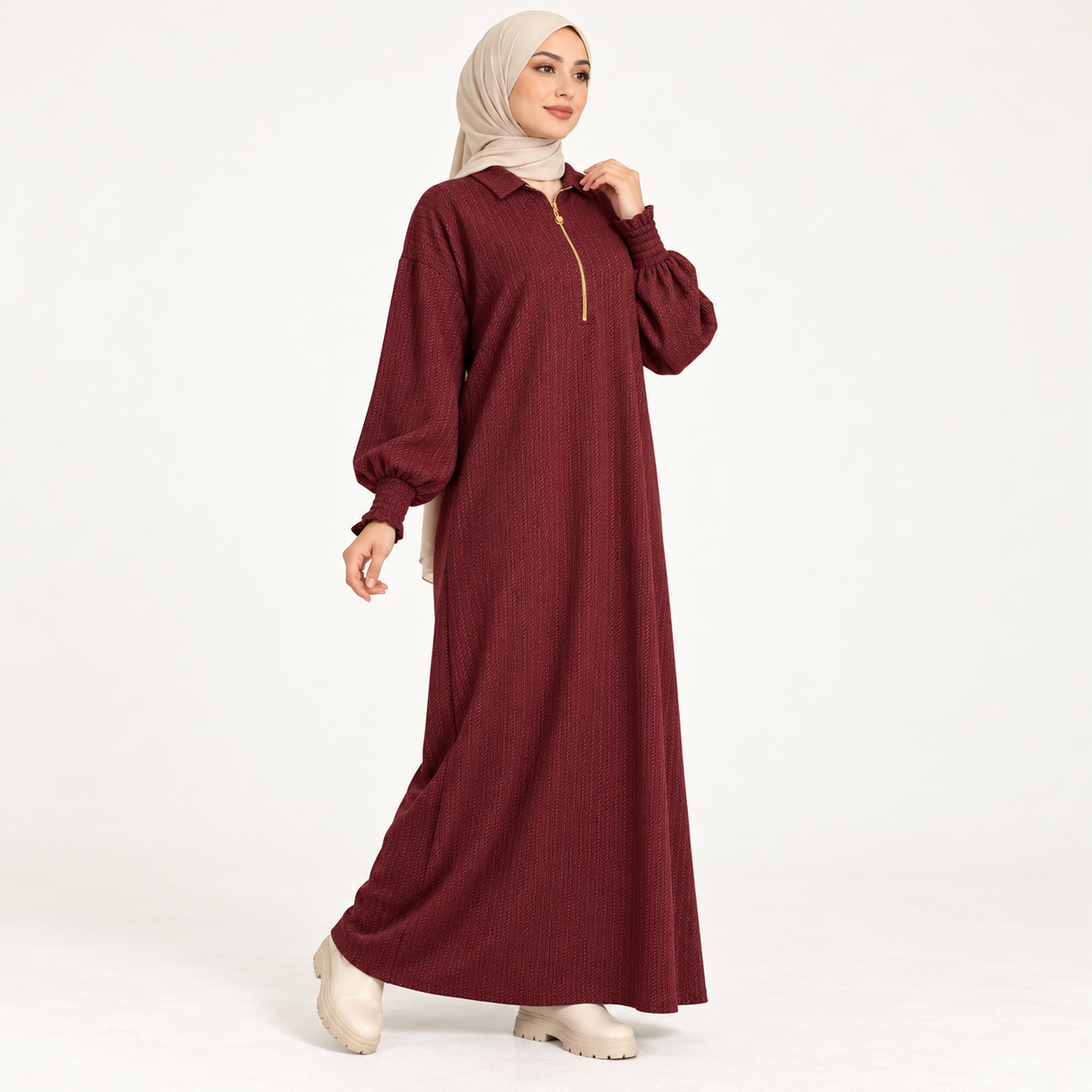 Robe longue à texture chevrons et col zippé doré — Bordeaux — photo studio