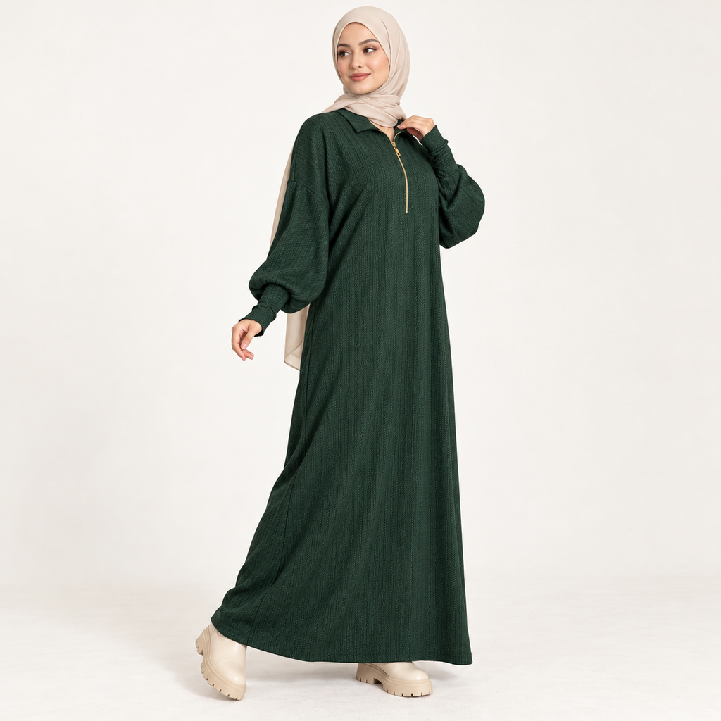 Robe longue à texture chevrons et col zippé doré — Vert bouteille — photo studio