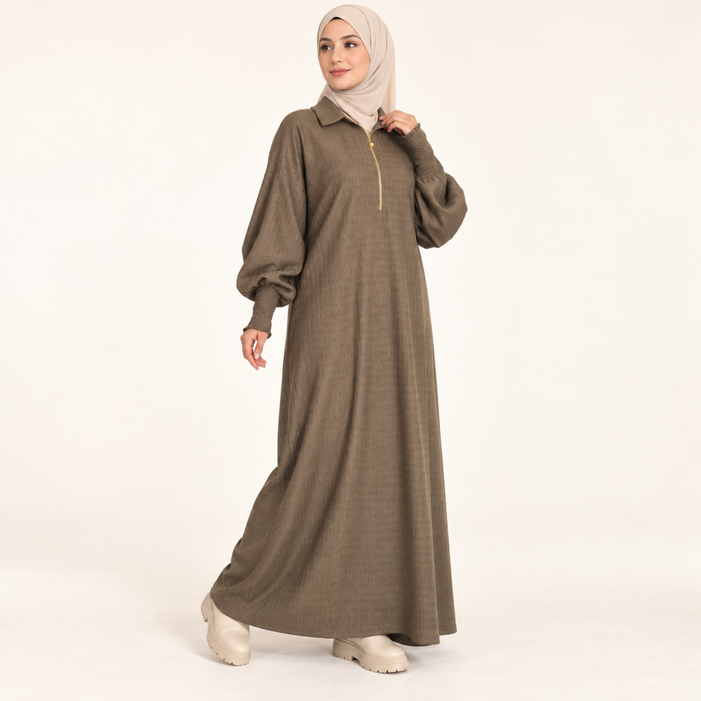 Robe longue à texture chevrons et col zippé doré — Beige foncé — photo studio