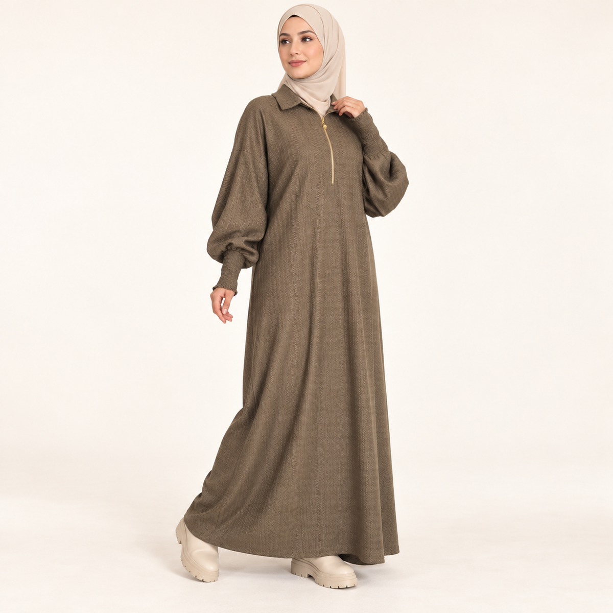 Robe longue à texture chevrons et col zippé doré — Beige foncé — photo studio