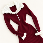 Robe côtelée à col blanc et poignets volantés — Bordeaux — photo studio