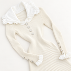 Robe côtelée à col blanc et poignets volantés — Blanc — photo studio