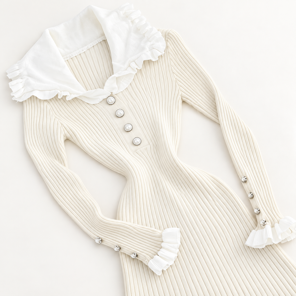 Robe côtelée à col blanc et poignets volantés — Blanc — photo studio