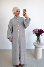 Robe-veste longue en maille à boutons dorés – Gris clair