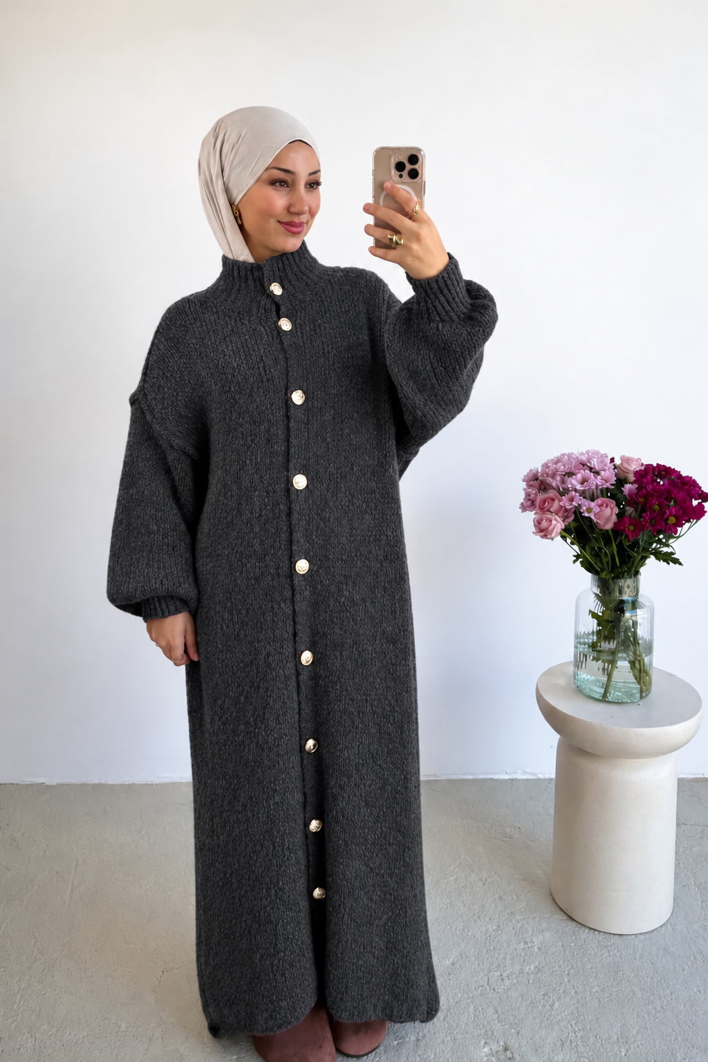 Robe-veste longue en maille à boutons dorés – Gris foncé