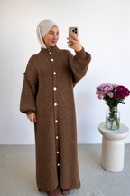 Robe-veste longue en maille à boutons dorés – Marron