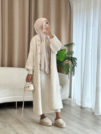 Robe-veste longue en maille à boutons dorés – Blanc