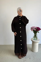 Robe-veste longue en maille à boutons dorés – Noir
