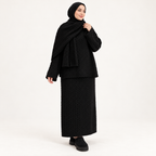 Ensemble maille torsadée avec jupe longue et écharpe — Noir — photo studio