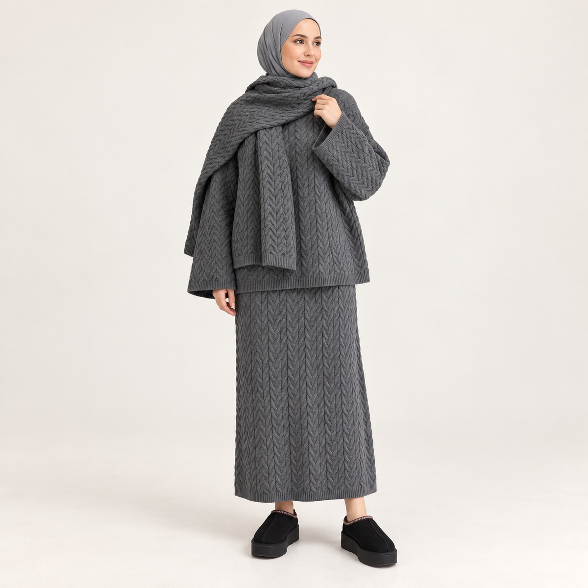 Ensemble maille torsadée avec jupe longue et écharpe — Gris foncé — photo studio