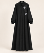 Robe longue zippée à motifs feuilles et col à nouer — Noir — photo studio