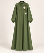 Robe longue zippée à motifs feuilles et col à nouer — Vert bouteille — photo studio